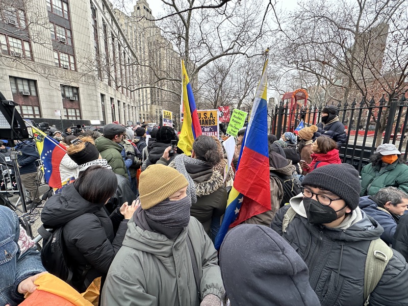 委內瑞拉強人總統馬杜洛5日首次在美國出庭受審，在紐約聯邦法庭外，聚集了支持與反對人士，雙方在法庭外互相叫陣。
