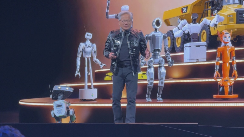 黃仁勳同人形機器人亮相
輝達執行長黃仁勳於美國消費性電子展（CES）演講
展示多台功能各異的人形機器人。
中央社記者張欣瑜拉斯維加斯攝　115年1月6日
