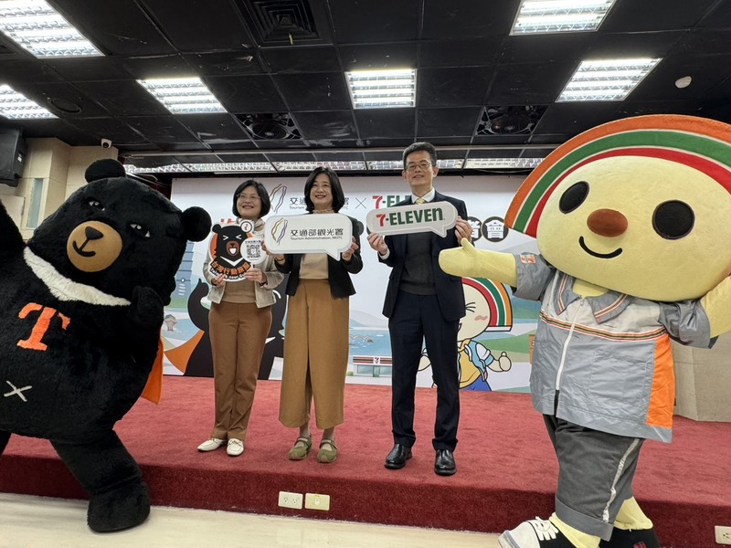 觀光署長陳玉秀（中）6日宣布，從2月6日起，全台統一超商將陸續化身為旅遊服務站。