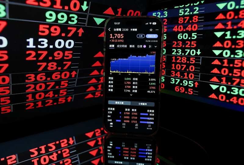 台股12日走高，早盤加權指數達30681.99點，再創歷史新高，上漲393.03點。