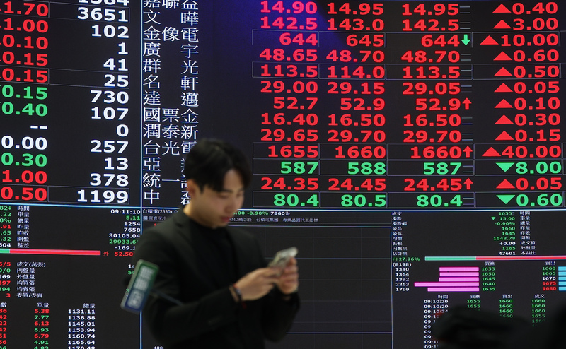 外媒報導美台關稅談判順利，台灣關稅稅率可望從20%調降到15%，13日激勵台北股市早盤上漲超過400點，攻上30973.85點指數新高。示意圖。