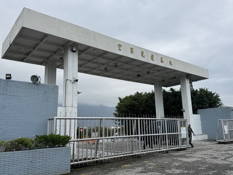 飛官辛柏毅駕駛F-16V(block20)戰機夜訓失聯，各單位全力搜救中。空軍7日表示，統計至下午5時止，14架次空軍飛行器、2艘海軍艦艇、4架次內政部空勤總隊航空器、11艘海巡艦艇投入救援。圖為花蓮空軍基地外觀。(圖：中央社)