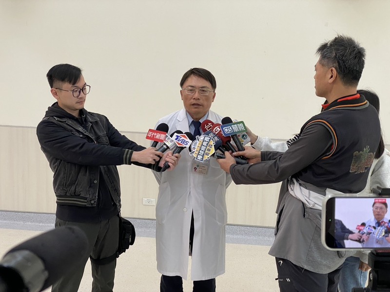 台中榮總被爆放任無照醫療器材廠商執行手術，中榮副院長李政鴻（中）7日接受媒體聯訪說明，已成立專案小組釐清真相。