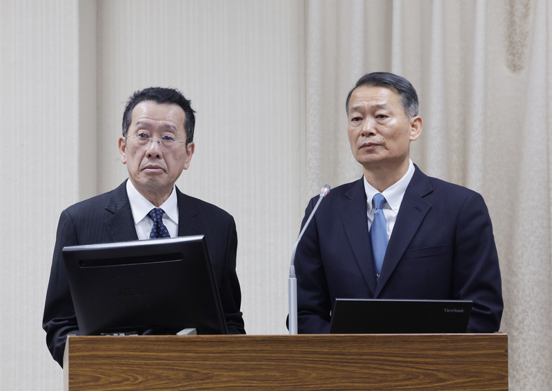 空軍參謀長李慶然中將(右)，左為國防部長顧立雄。資料照。
