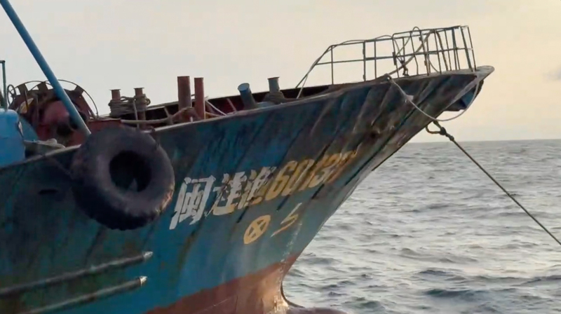 中國籍吳姓船長2025年間駕駛漁船「閩連漁60138」（圖）因過失毀壞台馬第2海纜，連江地院依法判處吳男3個月有期徒刑、可易科罰金。海巡署8日上午會同移民署循小三通模式，強制吳男出境至中國。（海巡署提供）