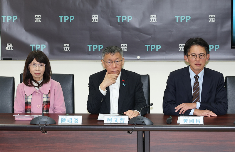 台灣民眾黨28日召開中央委員會，民眾黨主席黃國昌(右)在會中宣布新一波黨中央一級主管人事調整，創黨主席柯文哲(中)將出任「國家治理學院院長」。(中央社資料照)