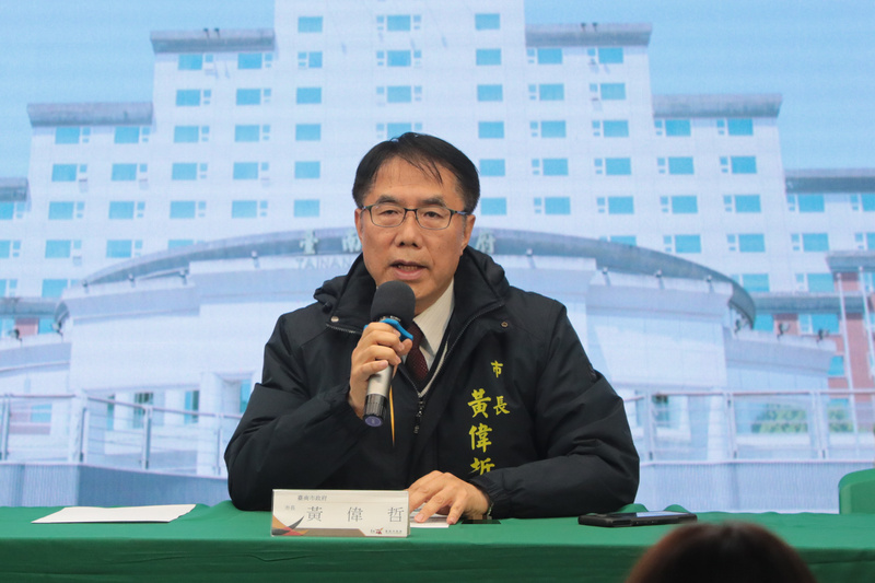 台南市長黃偉哲9日宣布，台南市從2026年9月起實施所有國中小學生營養午餐免費，全年經費超過新台幣16億元，並表示這筆經常性支出勢必排擠其他重大公共建設與教育投資。