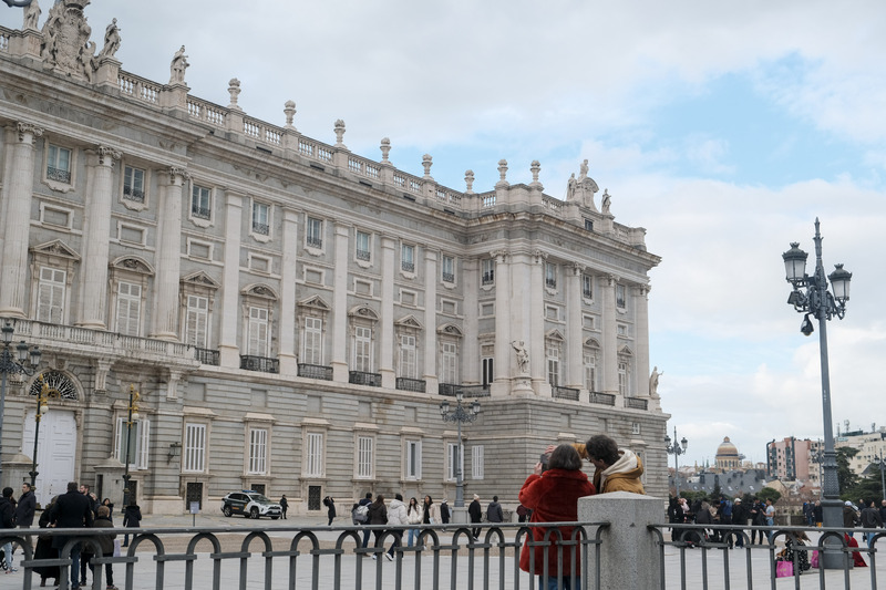 西班牙當局今天(15日)公布數據顯示，2025年造訪西班牙的外國旅客達到創紀錄的9700萬人次，這也是該國外國旅客人數連續第二年創下新高。圖為西班牙馬德里王宮。(資料照/中央社)
