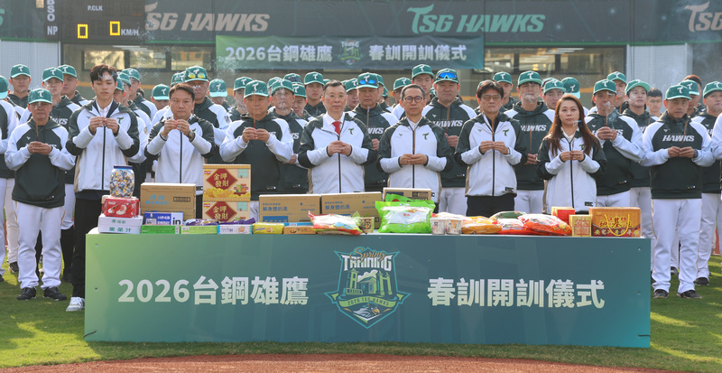 中華職棒台鋼雄鷹隊10日在高雄台鋼科大訓練基地舉辦春訓開訓典禮，台鋼集團會長謝裕民(前右4)、
台鋼雄鷹董事長王炯棻(前右3)、領隊劉東洋(前右2)與總教練洪一中(前右5)等人祭拜祈福。
