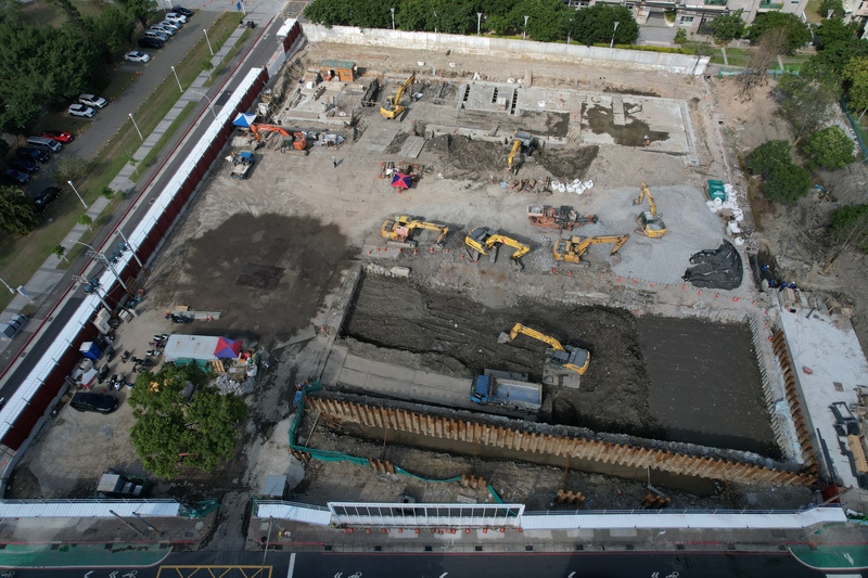 國土署今年1月1日起實施營建剩餘土石方全流向管理政策，要求土石方清運車輛必須安裝GPS，每個進出點都以電子聯單申報，引發業者反彈。圖為台北市北投區社宅「稻香安居」工地施工情形。資料照。
