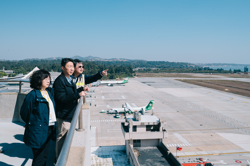 交通部長陳世凱（左2）10日前往視察金門機場，聽取民航局簡報機場空側道面整建工程規劃情形。（交通部提供）