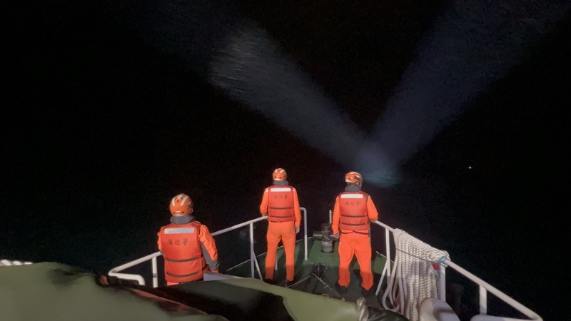 空軍第五聯隊上尉飛官辛柏毅駕駛F-16V戰機夜訓，疑似在花蓮豐濱鄉東面10浬跳傘，各單位連日不分晝夜投入搜救行動。