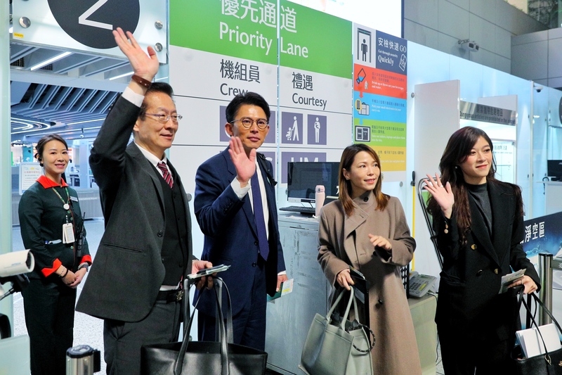 民眾黨主席黃國昌（右3）11日晚間率團訪美。