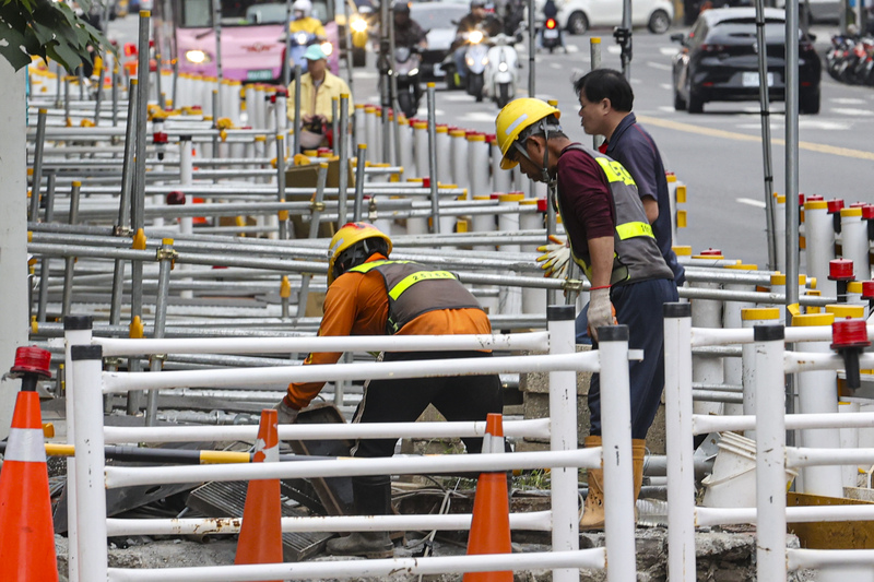 主計總處22日公布2025年12月失業率為3.30%，全年失業率為3.35%。圖為台北市街頭作業中的勞工。