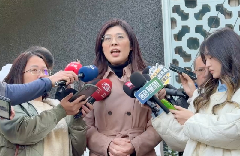 中國國民黨主席鄭麗文（中）13日率黨部人員出席前
總統蔣經國逝世38週年紀念謁陵，在儀式完成後接受
媒體聯訪。