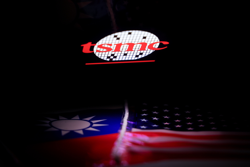 根據紐約時報報導，台美關稅協議即將出爐，美國對台進口關稅將降至15%。台積電則將擴大在美投資，承諾將在亞利桑那州再建造至少5座晶圓廠。
