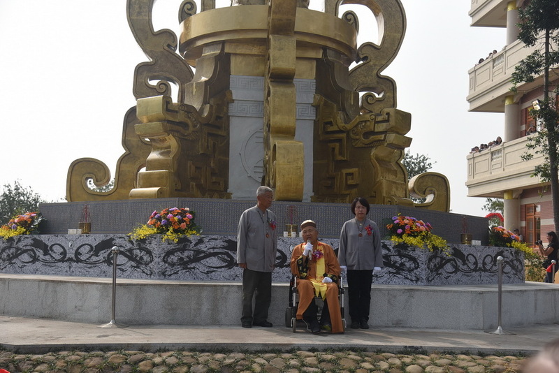 曾被聘為總統府無給職顧問的混元禪師（中）13日安詳圓寂，享壽82歲。圖為混元禪師2019年間參加易經大學唯心聖教八卦聖城九龍柱落成典禮時畫面。（南投縣政府提供）