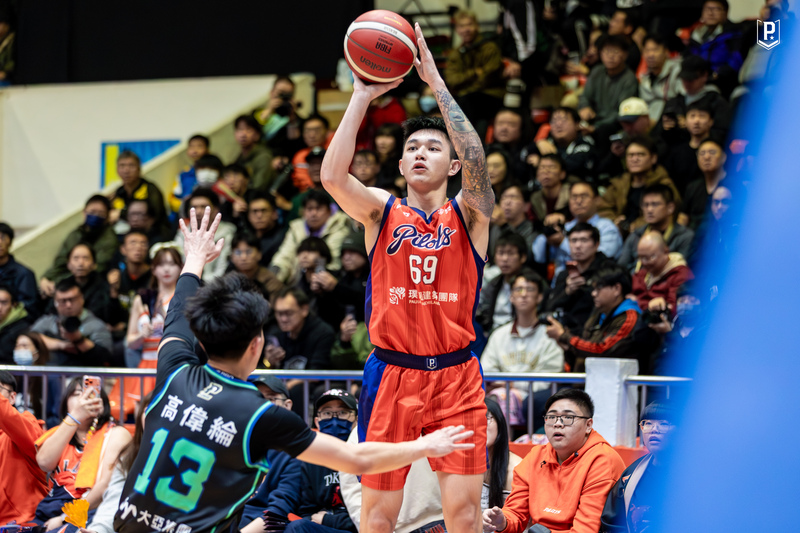 台灣職籃PLG桃園璞園領航猿13日主場迎戰洋基工程，以131比95完成開季9連勝，其中盧峻翔攻下43分，改寫個人單場新高，而他在首節就達成生涯累積2000分里程碑，成為聯盟史上第1人。（桃園璞園領航猿提供）