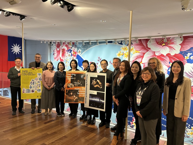 出席「美國表演藝術專業人士協會」年會的台灣團隊，在紐約台北文化中心舉行記者會說明交流經驗。