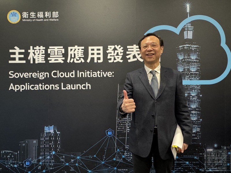 MD
工會質疑外籍照服增負擔　石崇良回應創三贏
針對工會質疑若開放「外籍中階技術人力」到醫院擔
任照服員，恐增基層負擔，衛福部長石崇良（圖）14
日出席活動並回應指出，這將是家屬、病人及護理人
員「三贏」政策，目標把服務規模由5000床擴大至3
萬床。
中央社記者沈佩瑤攝　115年1月14日
