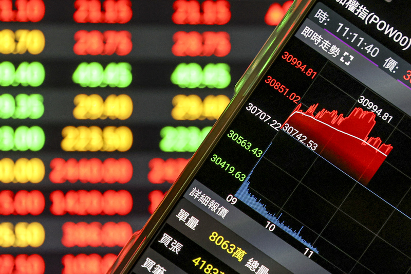 台美貿易協議正式出爐，加上台積電法說報喜，激勵台北股市16日午盤前，指數上漲逾500點，進一步挑戰32000點大關。
