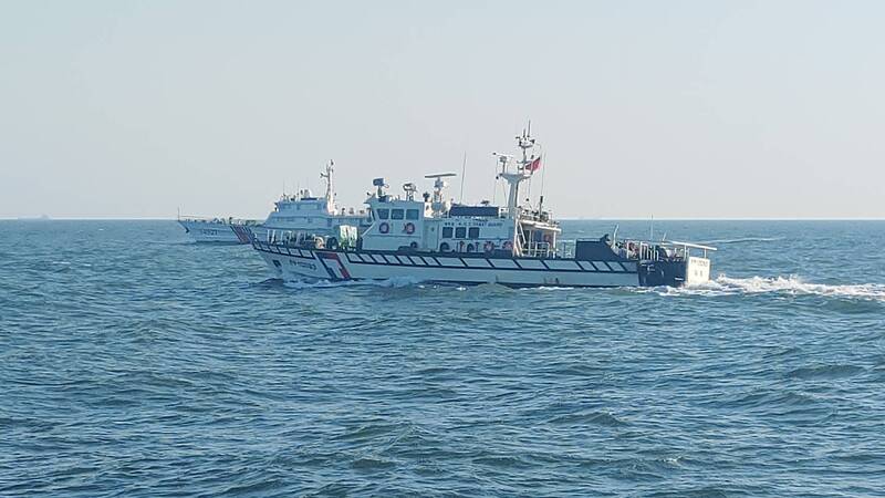 4艘中國海警船14日下午侵擾金門水域，海巡巡防艇併航監控，並透過無線電廣播告知其行為已嚴重影響海域秩序，要求立即轉向。（海洋委員會海巡署金馬澎分署提供）