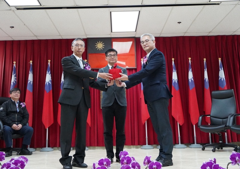 核三廠15日進行廠長交接，由核能後端處副處長陳新儒接任新廠長（右）接任新廠長。（核三廠提供）(中央社)