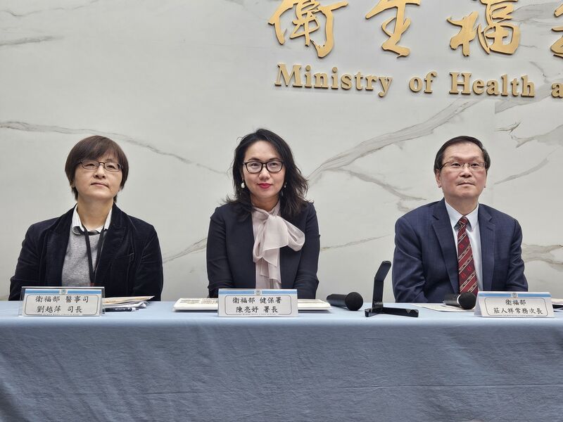 台中榮總被爆放任無照醫材廠商執刀引發各界議論，衛福部醫事司長劉越萍（左）15日下午出席115年春節醫療量能整備記者會，會後受訪指出，院方表示會在下班前踩線把報告送達。
