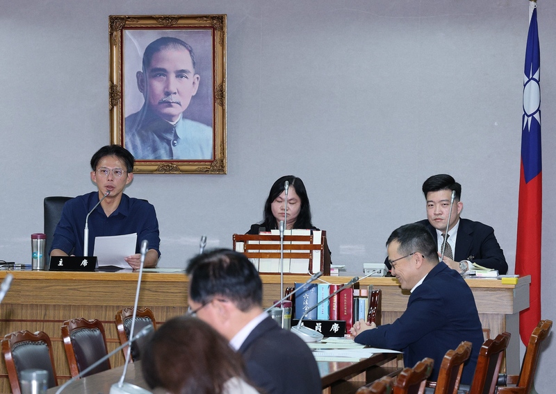 CD
朝野協商總統國情報告案　無共識宣告破局（1）
立法院朝野黨團15日協商總統國情報告案，由民眾黨
團總召黃國昌（後左）擔任主席，但最終協商仍宣告
破局，黃國昌宣布，因民進黨團離席，協商無法進
行，沒辦法達成共識，將依立法院職權行使法相關規
定處理。
中央社記者郭日曉攝　115年1月15日
