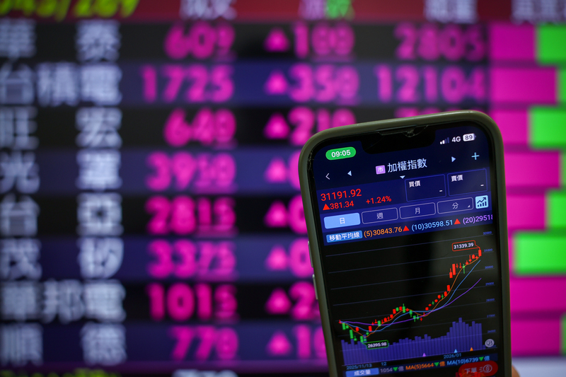 台美關稅談判在美東時間15日結束總結會議，行政院與美國商務部公布協議內容，雙方達成台灣對等關稅調降為15%且不疊加原本最惠國待遇稅率，台股16日開紅盤持續挑戰新高。
