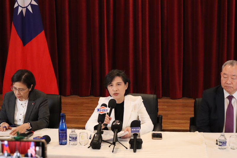 行政院副院長鄭麗君（中）、行政院經貿談判辦公室總談判代表楊珍妮（左）、駐美代表俞大㵢（右）15日於駐美代表處舉行台美關稅貿易談判新聞說明會。
