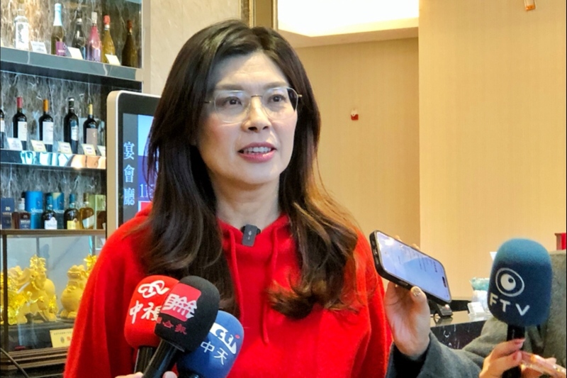 國民黨主席鄭麗文16日表示，關稅15%且不疊加是最起碼的要求，也不過是比照日、韓罷了。