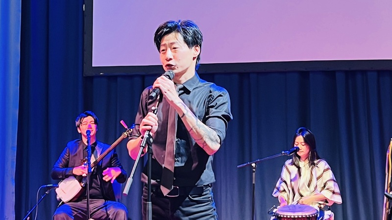 駐芬蘭代表林昶佐16日受邀在北歐最大Matka旅展演出，為本屆旅展主舞台唯一受邀演出的外國音樂表演
者。
