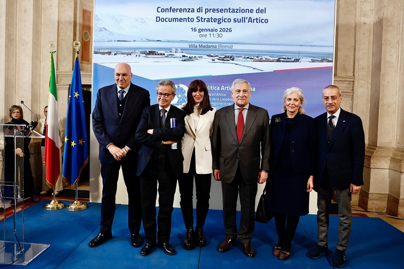 義大利國防部長克羅塞托（左1）、外交部長塔加尼（右3）等官員16日舉行記者會，公佈義大利新版的
北極戰略政策。（義大利外交部提供）

