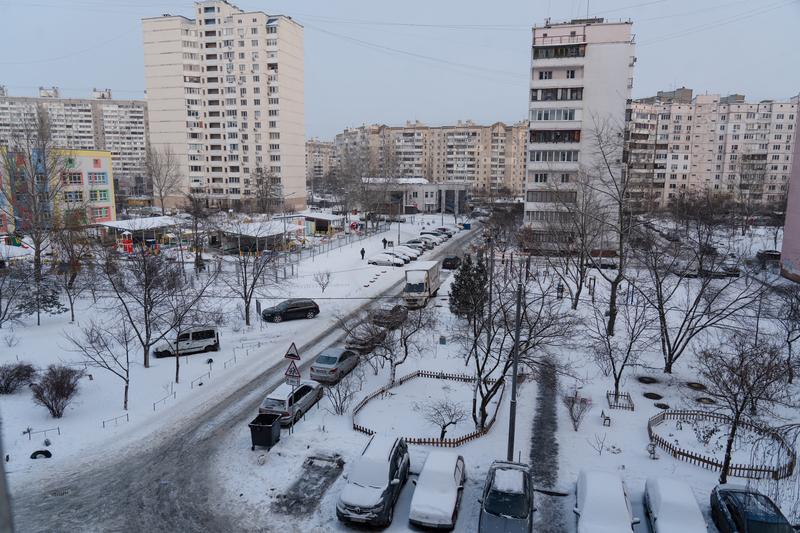 俄羅斯近日持續攻擊烏克蘭能源設施，全國多地電力供應吃緊。基輔部分地區自上週起停電、停暖，加上氣象預報顯示氣溫可能驟降至攝氏零下20度，民眾生活面臨嚴峻考驗。
