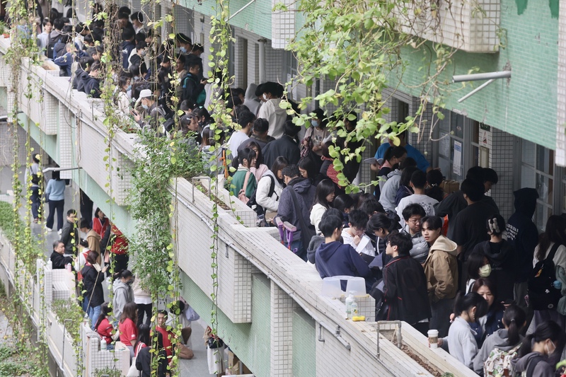 115學年學科能力測驗17日登場，第1天考科為數學A、自然，圖為台北市內湖高中考場，考生與家長擠
滿考場外走廊。