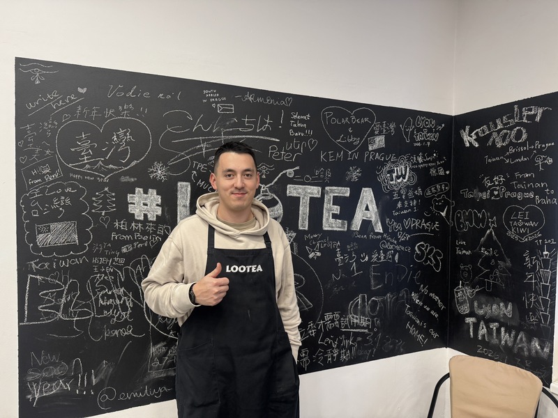 捷克手搖飲店Lootea因公開挺台立場，遭中國網友負評洗版。此事在媒體曝光後，吸引許多台灣人上門支持，如今店內黑板寫滿來自台灣的祝福。Lootea飲料店創辦人Patrik說：「看到這些，我們也很開心。」
