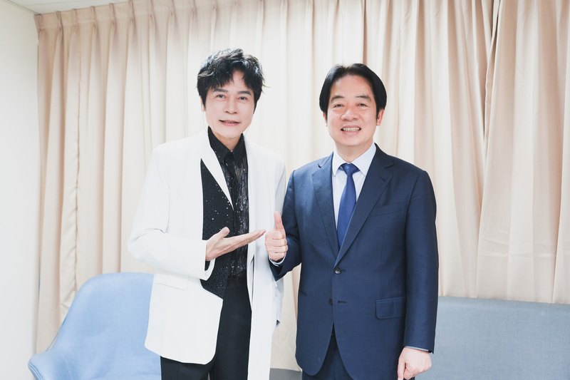 「寶島歌王」洪榮宏（左）17日登上高雄流行音樂中心開唱，總統賴清德（右）驚喜現身觀眾席聽歌，也到後台為洪榮宏加油打氣。（阿爾發音樂提供）