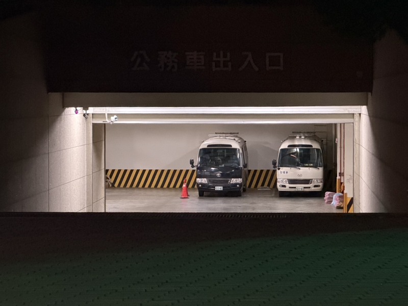 媒體記者林宸佑等6人涉嫌違反國家安全法等，橋頭地檢署訊後向法院聲押禁見，獲橋頭地方法院裁准，6人17日晚間被移送高雄看守所。圖為橋頭地檢署等待移送犯嫌車輛照片。