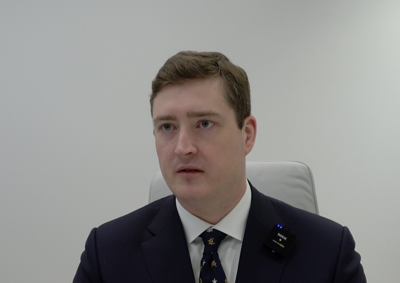 美國總統川普對取得格陵蘭的態度越趨強硬，前白宮國安會幕僚長葛瑞16日受訪表示，美國和格陵蘭未來的關係可考慮像是關島等領地安排，或雙方簽署「自由聯合協定」（COFA）。