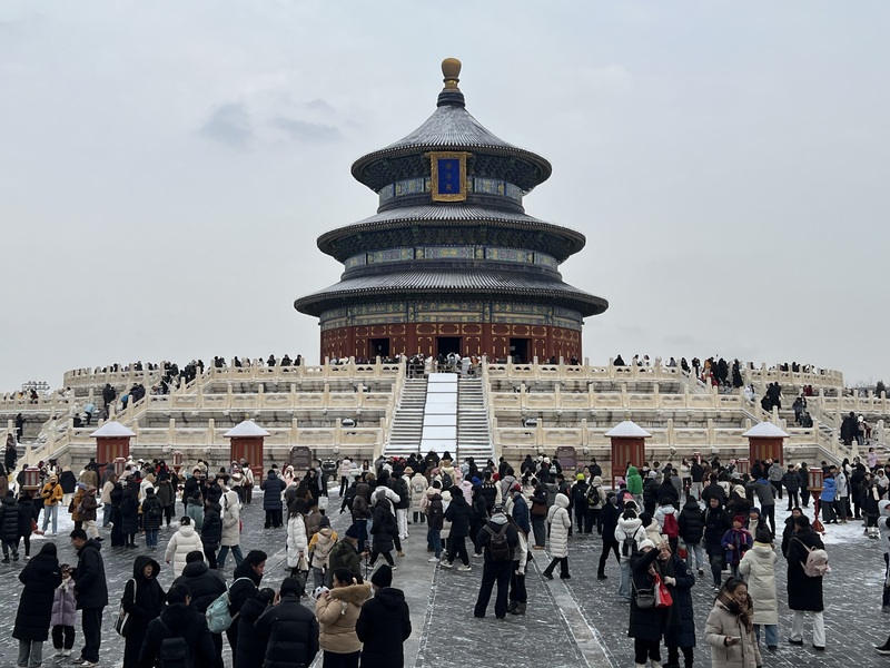 17日晚間北京市區下雪，圖為18日一早湧入北京天壇的遊客們。