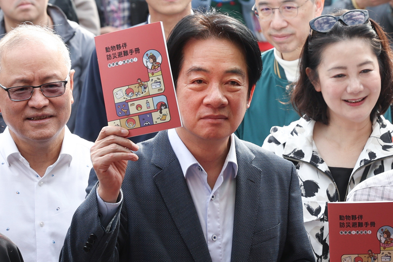 總統賴清德（中）18日下午在台北市榮星花園出席「2026信賴汪汪喵喵嘉年華會」，宣傳動物版小橘書
「動物夥伴防災避難手冊」，喊話「人要保護，動物也要保護」。