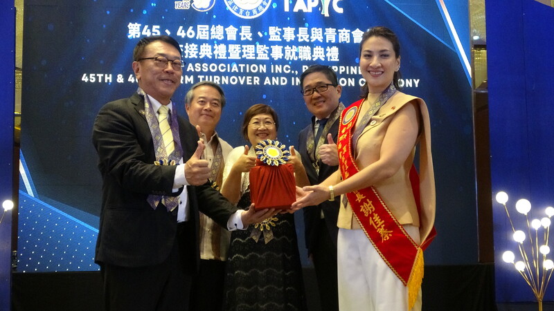 台商第2代謝佳蓁（右1）18日從輔導會長林登峰（左1）手中接過菲律賓台商總會印信，出任第45、46屆總會長。駐菲代表周民淦（左2）、總統府國策顧問林凱民（右2）監交，僑務委員會委員長徐佳青（中）見證。
