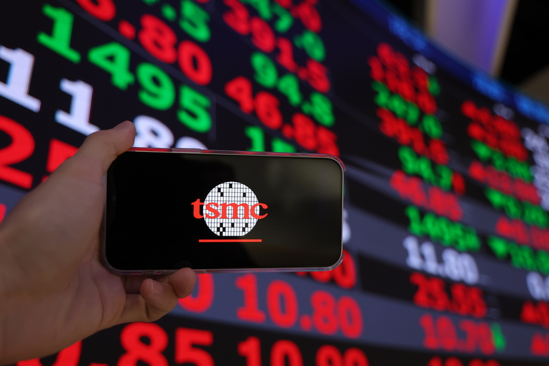 歐美貿易緊張升溫，週二美股重挫，並拖累21日台股開低，盤中最多下跌近560點。三大權值股漲跌互見，台積電終場下跌35元或1.97%，收在全日最低點1740元。
