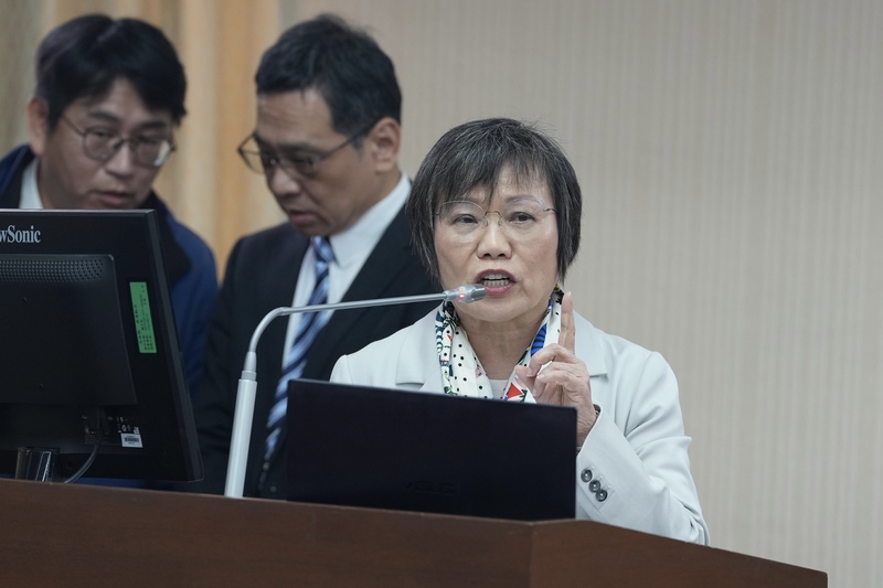 立法院內政委員會19日邀內政部長劉世芳（前）專題報告「賴清德總統興建13萬戶社會住宅政策無法落實之檢討」，並備質詢。召委、國民黨立委黃建賓在會議一開始時就表示，內政部沒有經過內政委員會同
意，就擅自更改專題報告名稱，非常不尊重立法院。
