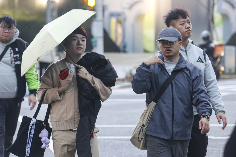 受到強烈大陸冷氣團影響，早晚氣溫在10度左右。
