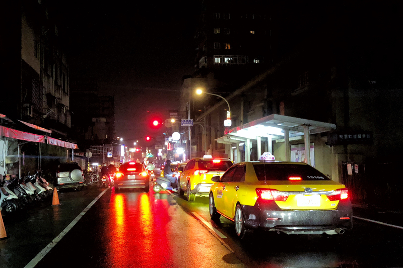 農曆春節連續假期即將來臨，桃園市政府19日公布春節期間計程車收費方式，將比照往年按每趟次加收新台幣50元；桃園國際機場排班計程車每趟次加收100元。(圖：中央社)