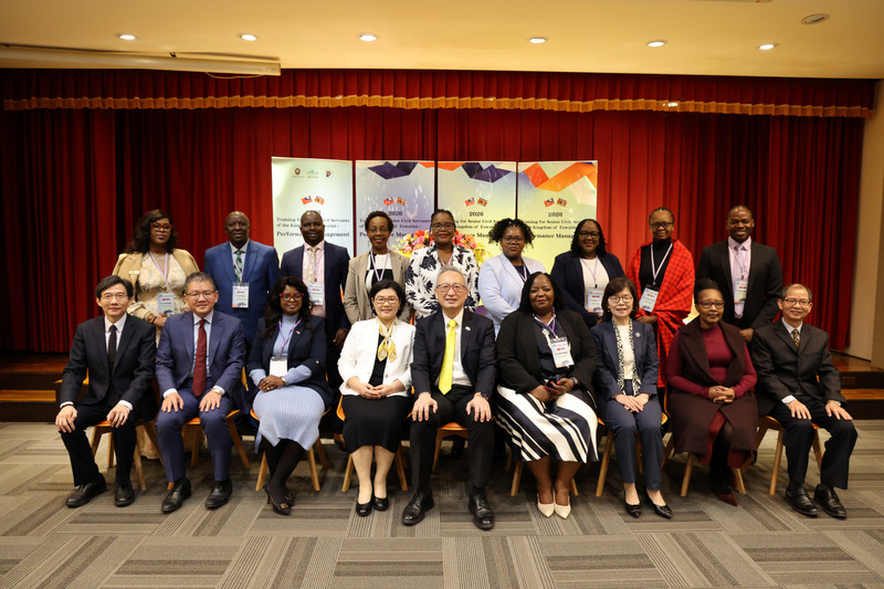 外交部委請國家文官學院設計「史瓦帝尼王國中高階文官績效管理系統專班」，19日舉行開訓典禮，包括外交部政務次長吳志中（前排中）及國家文官學院院長蔡秀涓（前排左4）出席。（國家文官學院提供）