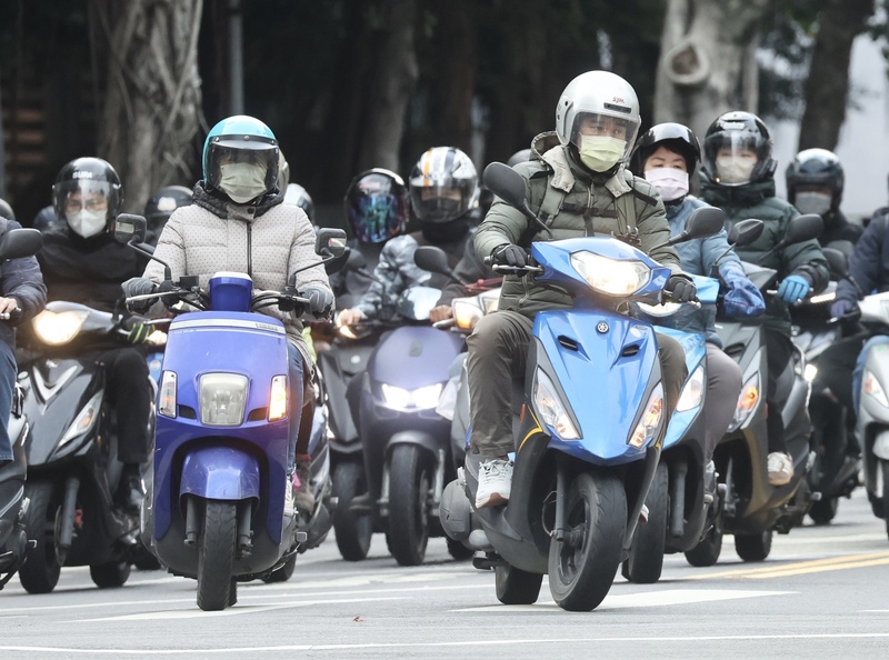 中央氣象署表示，20日晚至21日竹苗以北等7縣市，防持續攝氏10度或以下低溫；22日前全天濕冷，最冷時間點為明晚至22日清晨，西半部、宜蘭低溫約10度，北部白天高溫約15度。 (圖：中央社)