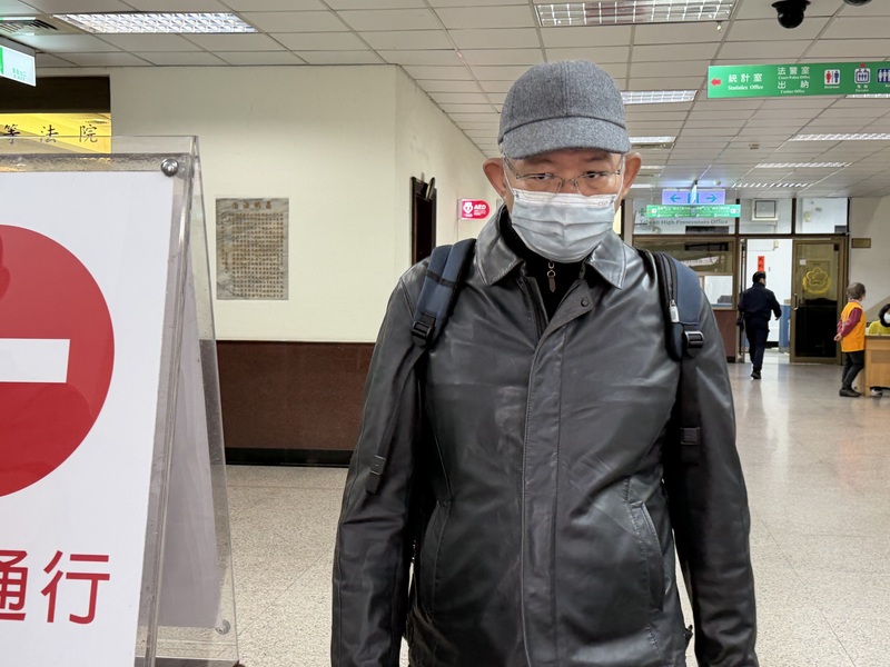 某航空公司喬姓前主管（圖）涉為中國情治單位向陸委會官員刺探委外研究案等秘密，企圖行賄新台幣10萬元遭拒。台灣高等法院20日依貪污行求賄賂罪判刑6月。喬男聆判後，面對媒體詢問表示，尊重判決。